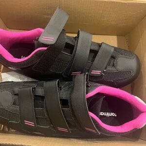 Tommaso Women’s Pista 100+ Delta pink and black spinning/ riding shoes. Velcro